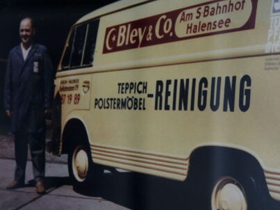 alter VW-Buss der Firma Bley & Co. Berlin